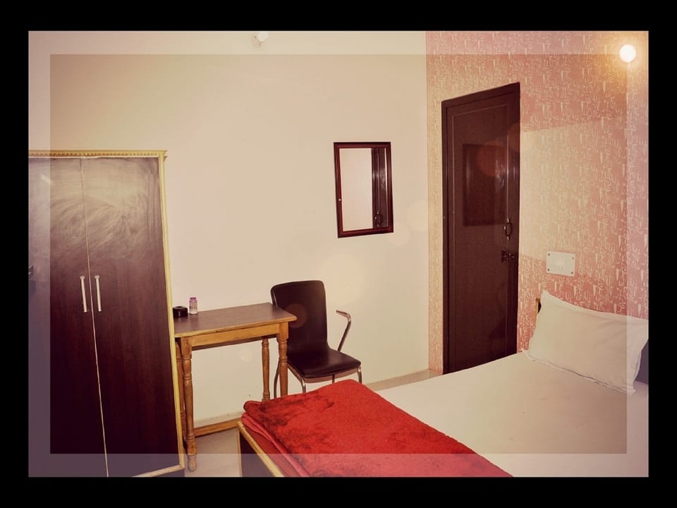 Economy Room | In-room safe, individually decorated, individually furnished, desk