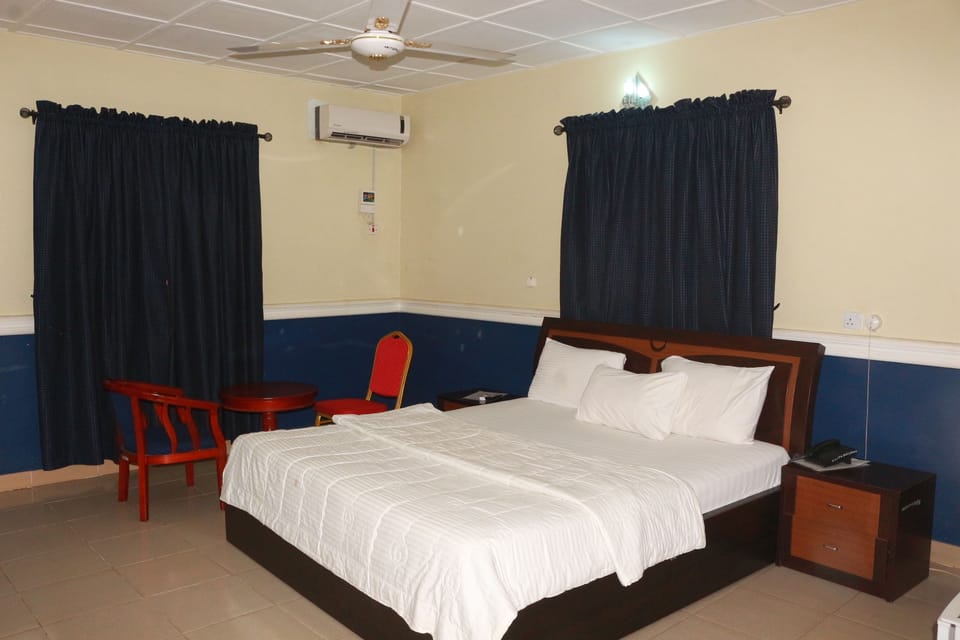 Royal Room, 1 Queen Bed, Non Smoking | Free WiFi, bed sheets, wheelchair access
