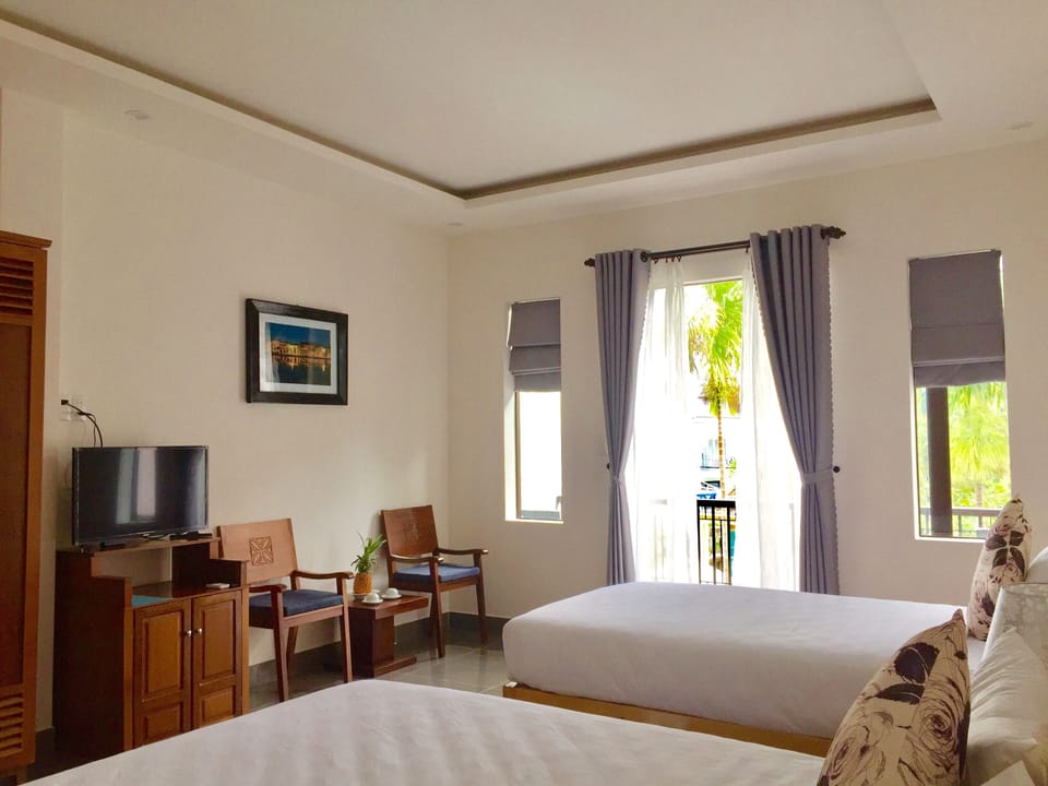 Deluxe Triple Room | Minibar, desk, blackout drapes, soundproofing