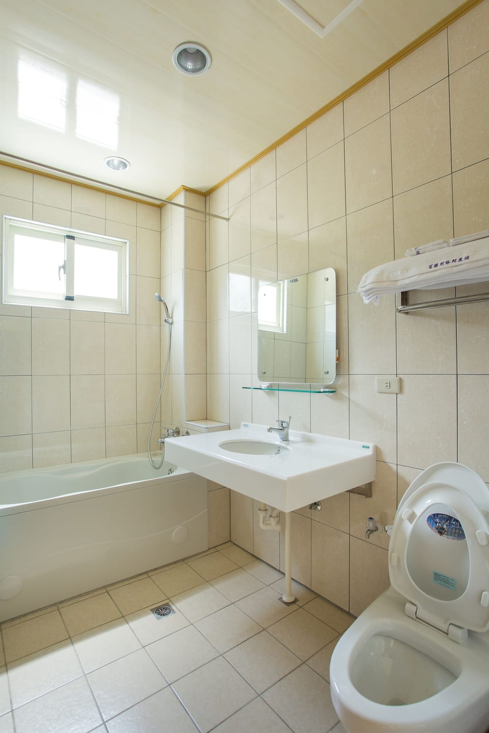 Rainfall showerhead, free toiletries, hair dryer, slippers