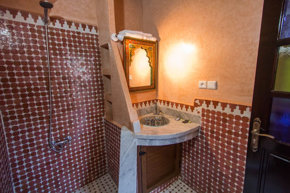 Deluxe Quadruple Room (Marrakech) | Bathroom | Shower, rainfall showerhead, free toiletries, hair dryer