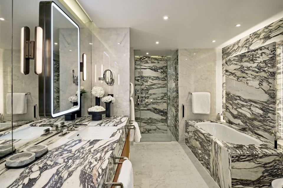 Royal Suite | Bathroom | Free toiletries, hair dryer, towels