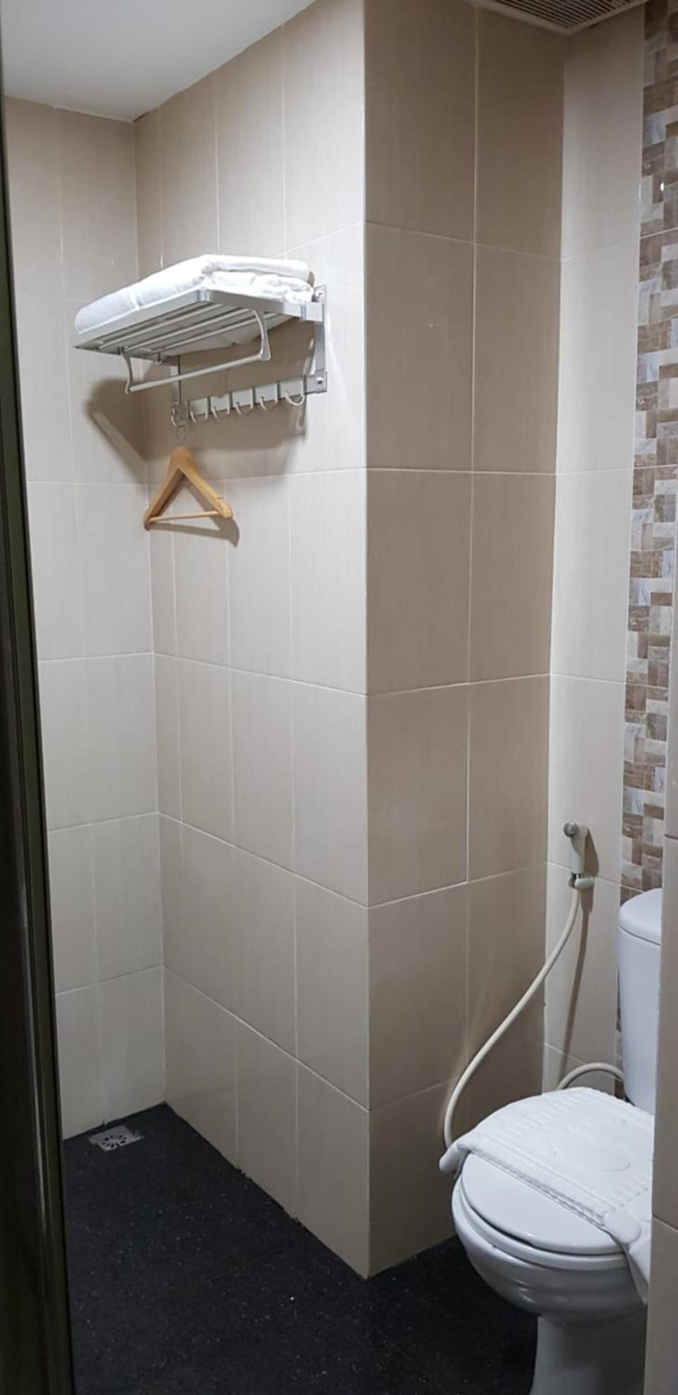 Shower, free toiletries, towels