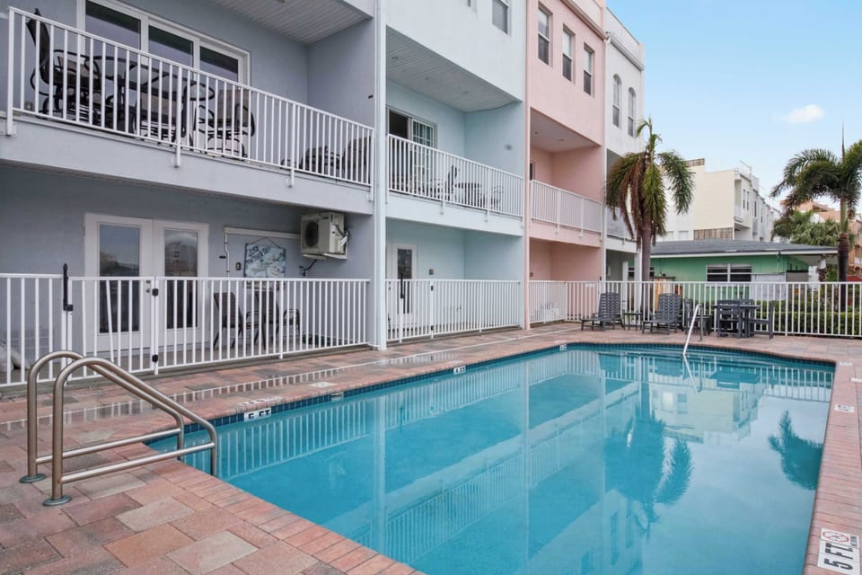 Pool area, great for the kids, or to refresh after a day at the beach or on the water.