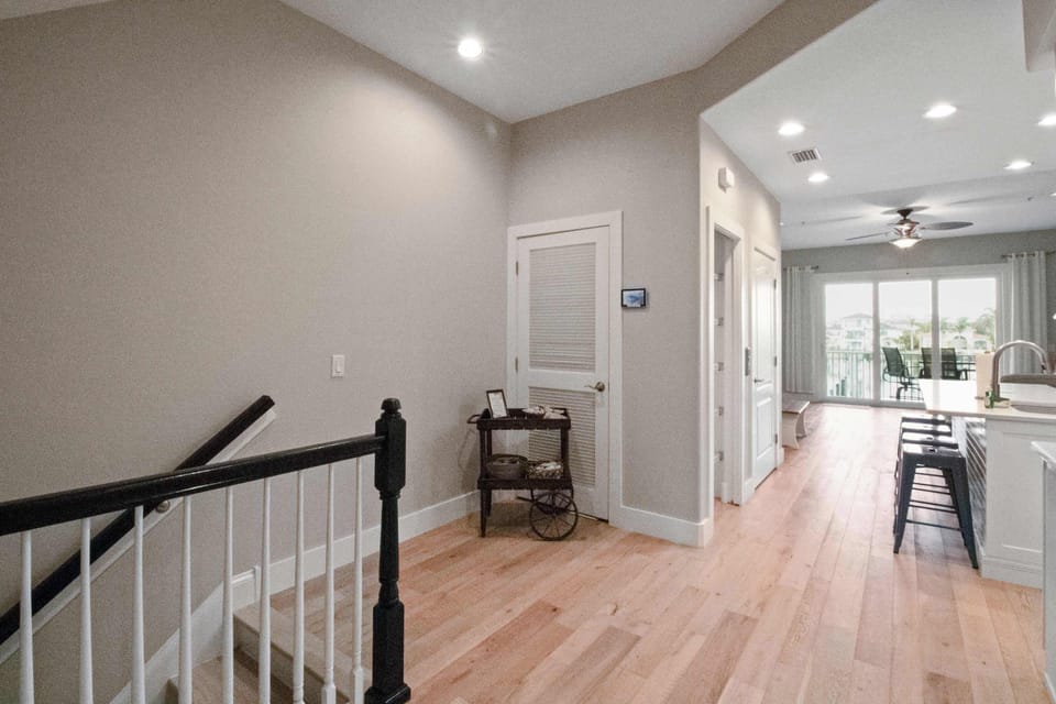 Main level landing from the front door. 
