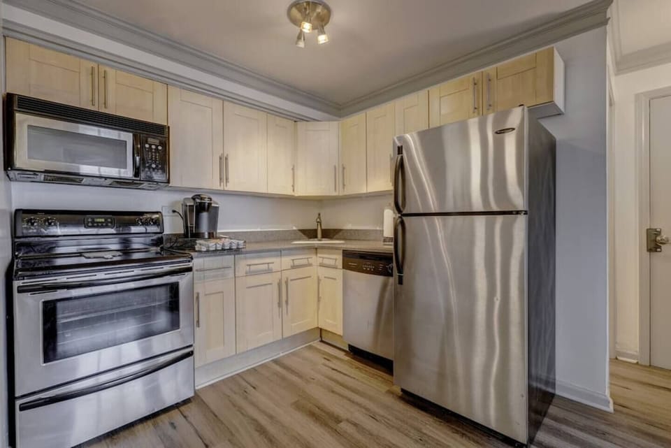 Clean, modern kitchen w/ stainless steel appliances & ample counter space