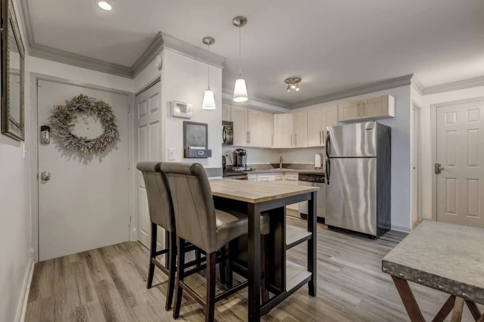 Kitchen island w/ bar seating, ideal for casual meals or morning coffee