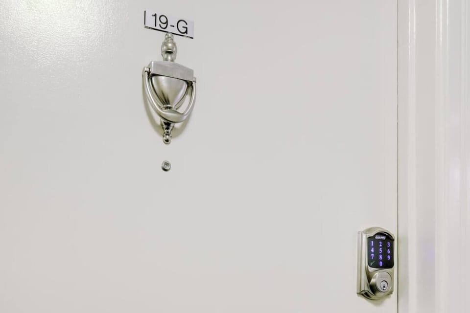 Secure entry door w/ keypad lock for easy self check-in