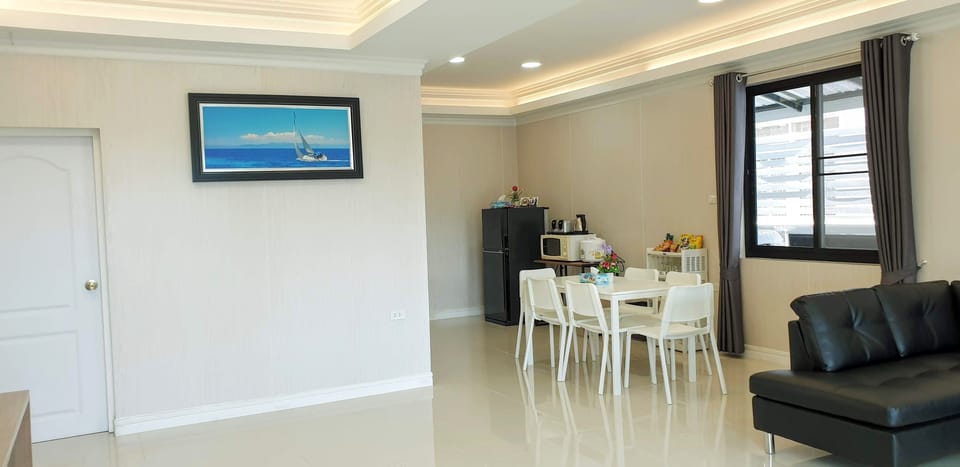 4 Bedrooms House | Shared kitchen | Fridge, microwave, stovetop, electric kettle