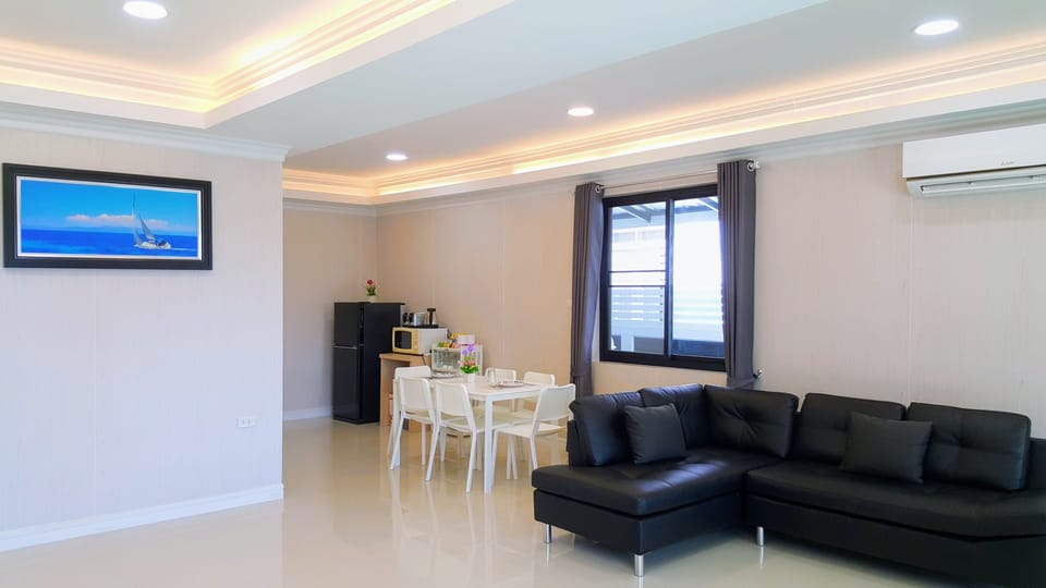 4 Bedrooms House | Living area | 55-inch flat-screen TV with cable channels, LCD TV