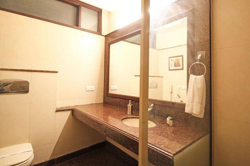 Executive Double or Twin Room, 1 Double Bed, Non Smoking | Bathroom | Shower, towels