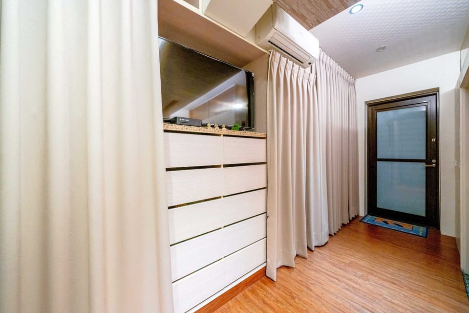 Standard Double Room | Individually furnished, desk, blackout drapes, soundproofing