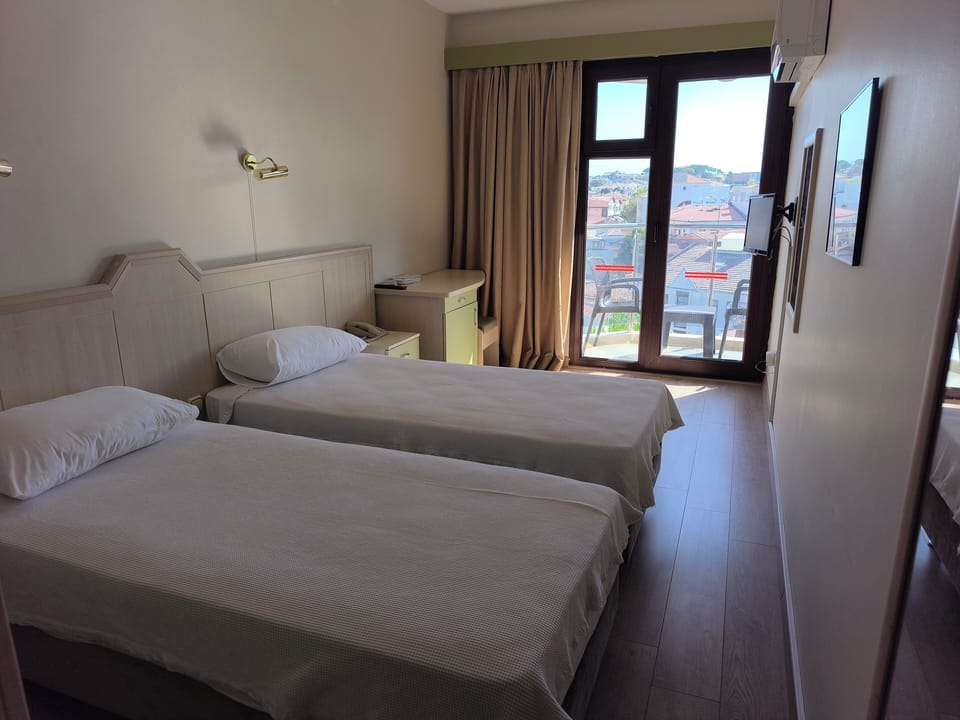 Classic Room, Non Smoking | In-room safe, free WiFi, bed sheets
