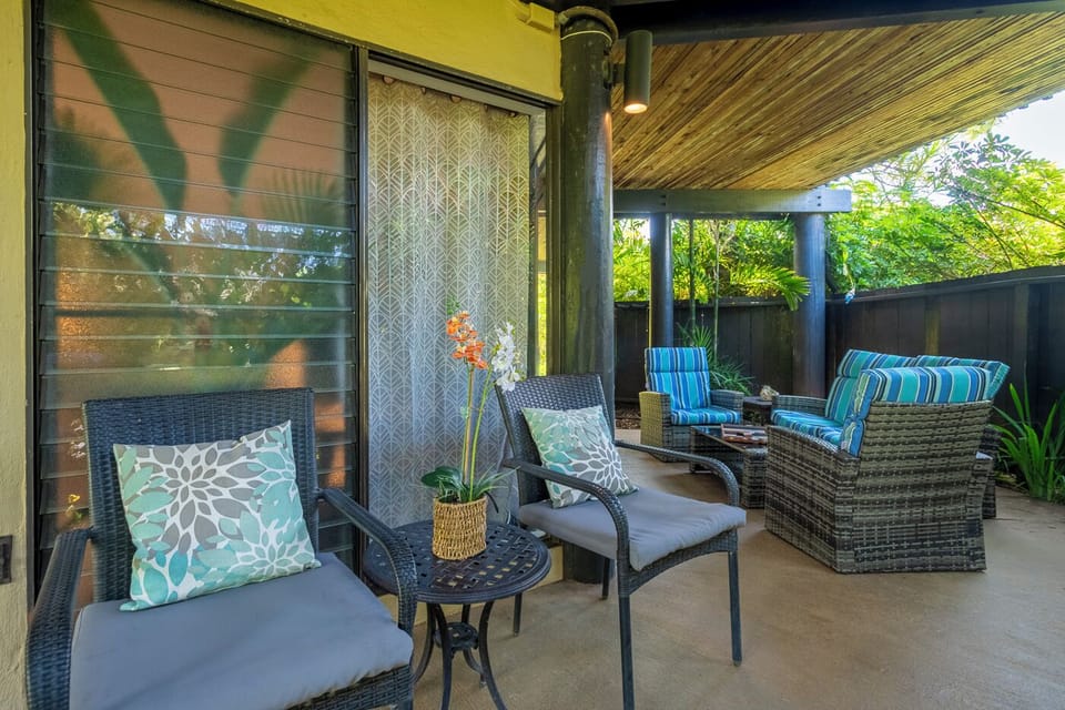 Mauna Kai 5A shady private lanai - The large lanai wraps around the entire unit, with plenty of seating for everyone in your group to enjoy the outdoor space!