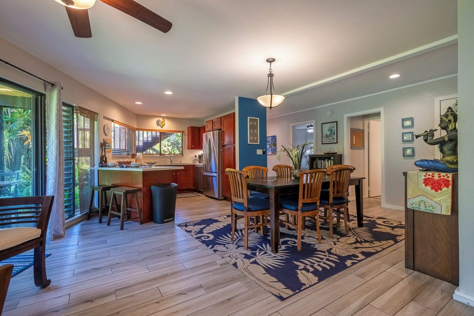 The open flow continues from the dining area to the fully stocked kitchen. You can even keep the cook company thanks to the additional bar seating!