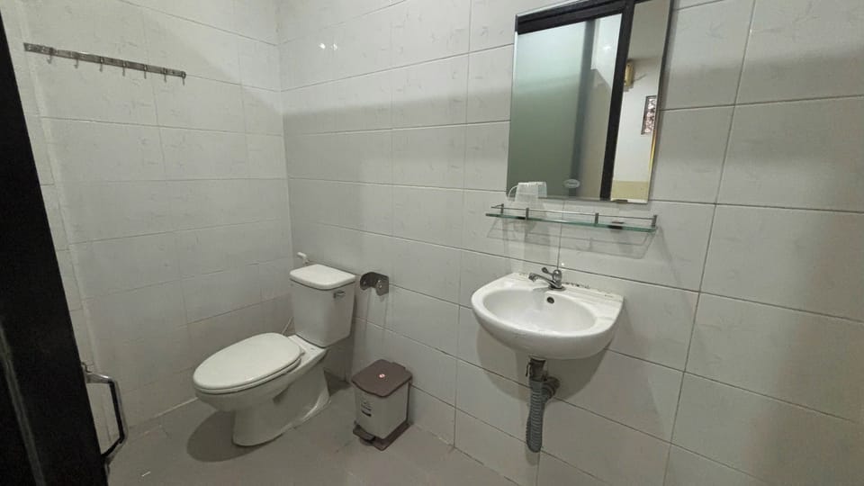 Standard Room | Bathroom | Shower, free toiletries, hair dryer, slippers