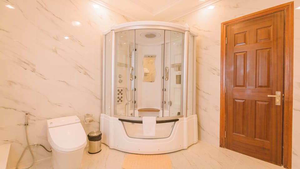 Suite, Connecting Rooms | Bathroom | Shower, free toiletries, hair dryer, bathrobes