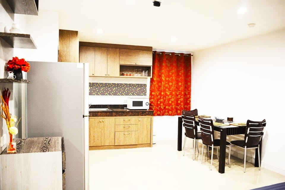 Full-size fridge, microwave, coffee/tea maker, electric kettle