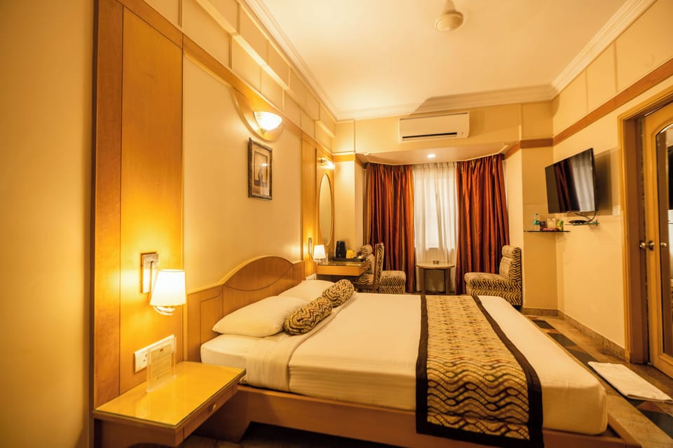 Executive Room, 1 Queen Bed | Minibar, in-room safe, desk, laptop workspace