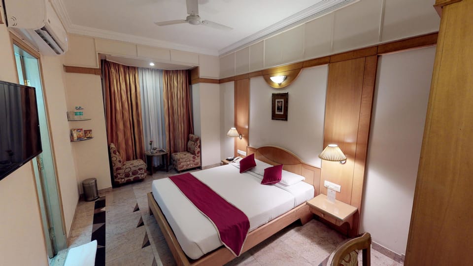 Superior Room | Minibar, in-room safe, desk, laptop workspace