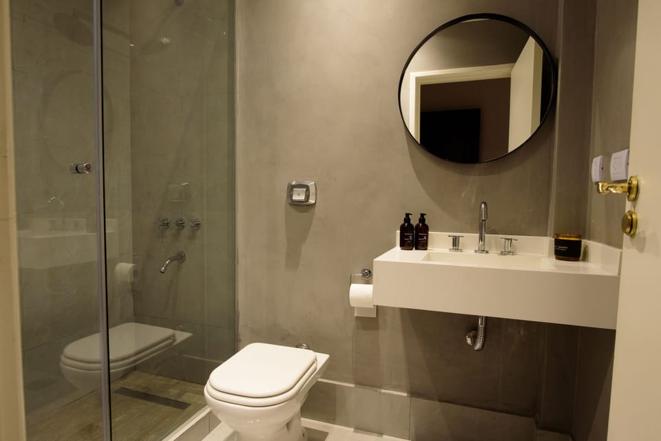 Combined shower/tub, rainfall showerhead, free toiletries, hair dryer