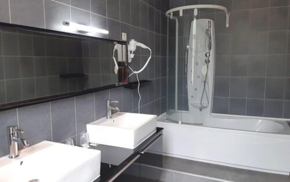 Triple Room | Bathroom | Combined shower/tub, free toiletries, hair dryer, towels