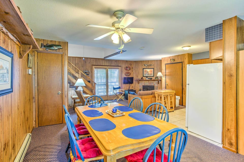 Dining Area | Dishes & Flatware Provided