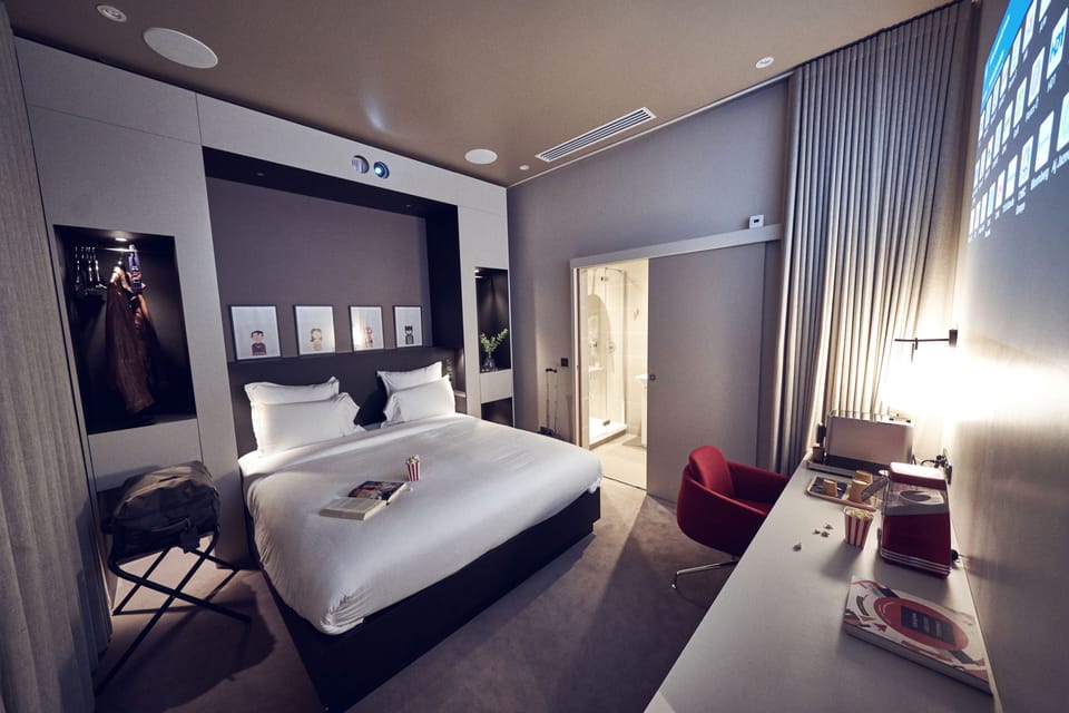 Chambre Atrium cinéma (sans lumière du jour) | Premium bedding, in-room safe, individually decorated