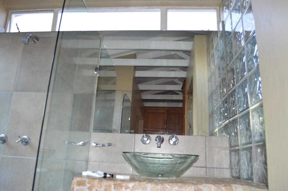 Combined shower/tub, rainfall showerhead