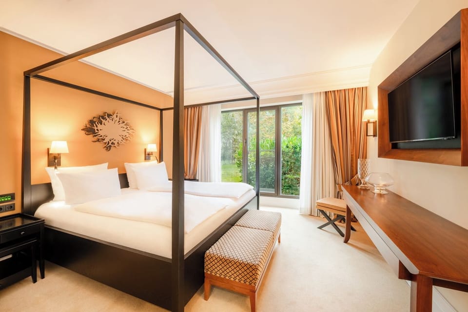 Premium bedding, in-room safe, desk, laptop workspace