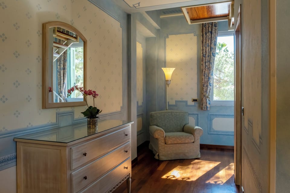 Minibar, in-room safe, desk, laptop workspace