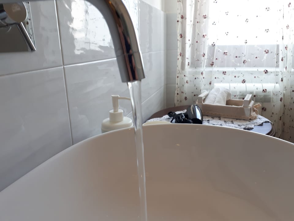 Comfort Double Room, City View | Bathroom | Shower, rainfall showerhead, free toiletries, hair dryer