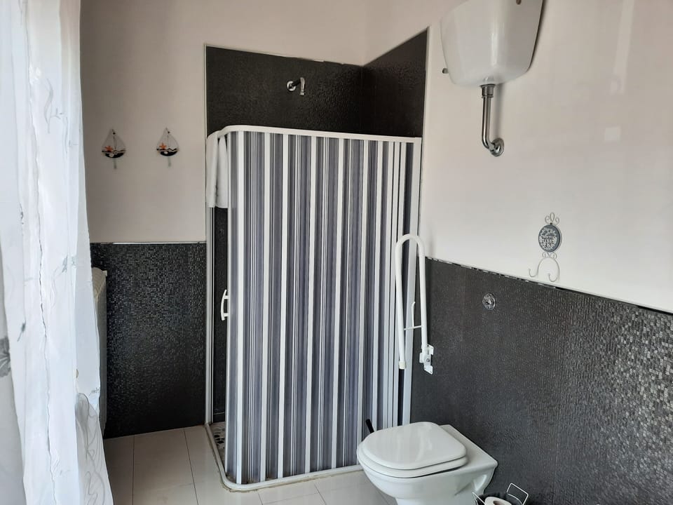 Comfort Double Room, City View | Bathroom | Shower, rainfall showerhead, free toiletries, hair dryer