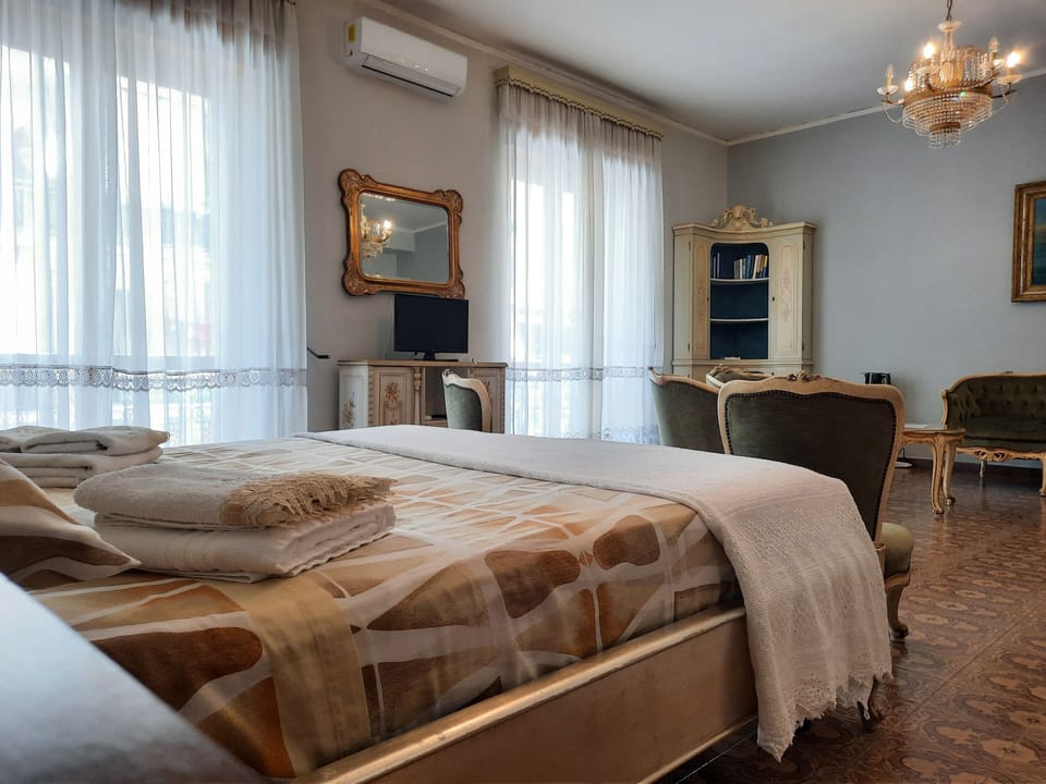 Standard Suite, Private Bathroom | Premium bedding, free minibar, desk, rollaway beds