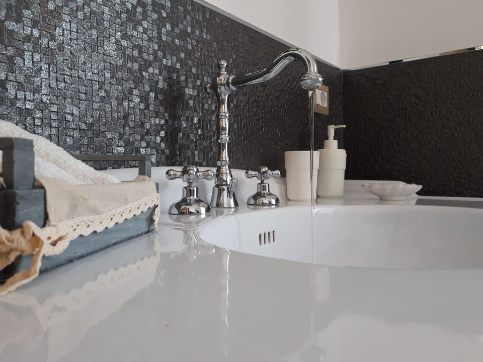 Comfort Double Room, City View | Bathroom | Shower, rainfall showerhead, free toiletries, hair dryer