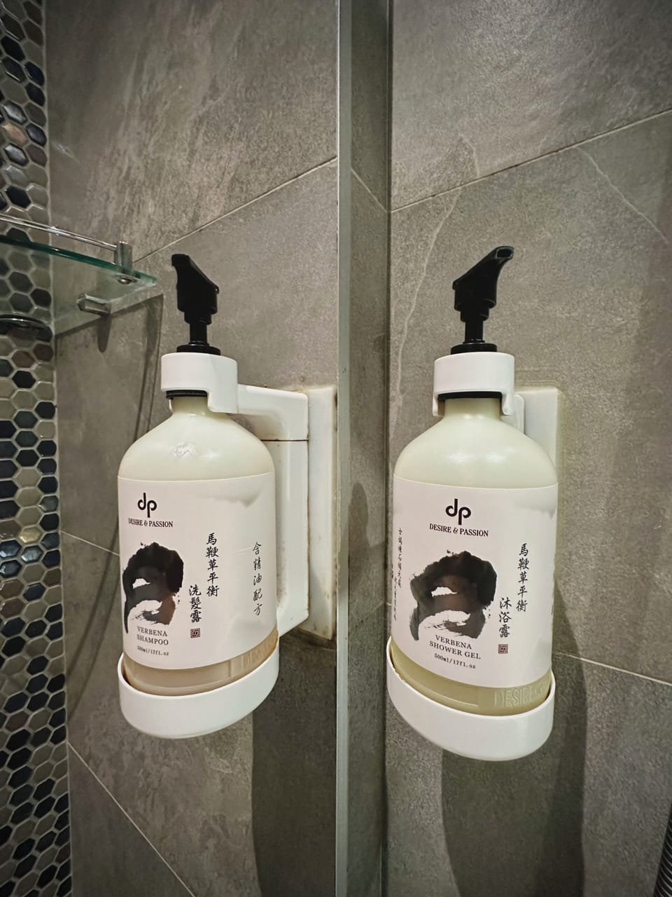 Shower, rainfall showerhead, free toiletries, hair dryer