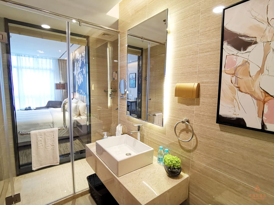 Superior King Room | Bathroom | Shower, rainfall showerhead, free toiletries, hair dryer