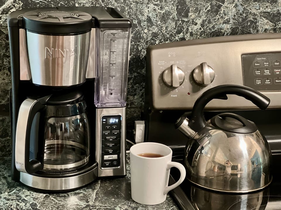 ☕️Tea kettle and traditional coffee maker - filters provided. Morning caffeine!