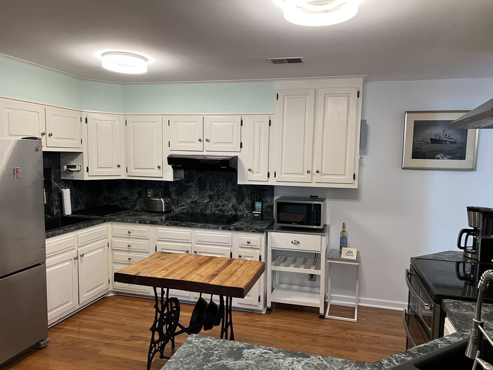 Kitchen: Dishwasher, 2 sinks, double oven stove & standalone cooktop. 