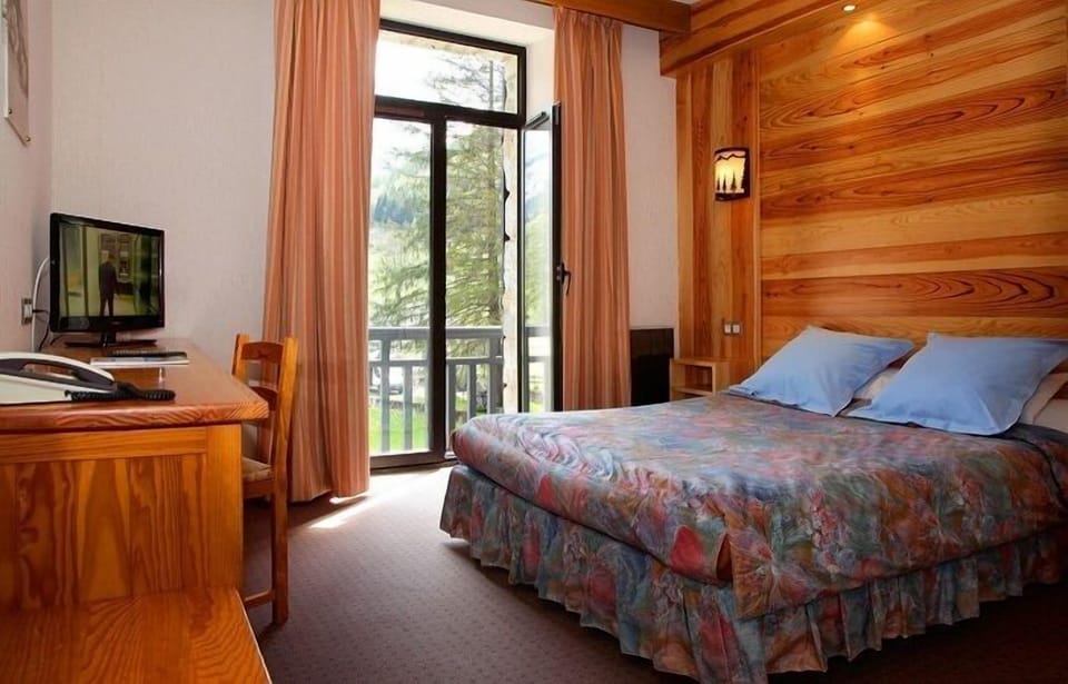Standard Double Room | Individually decorated, individually furnished, blackout drapes