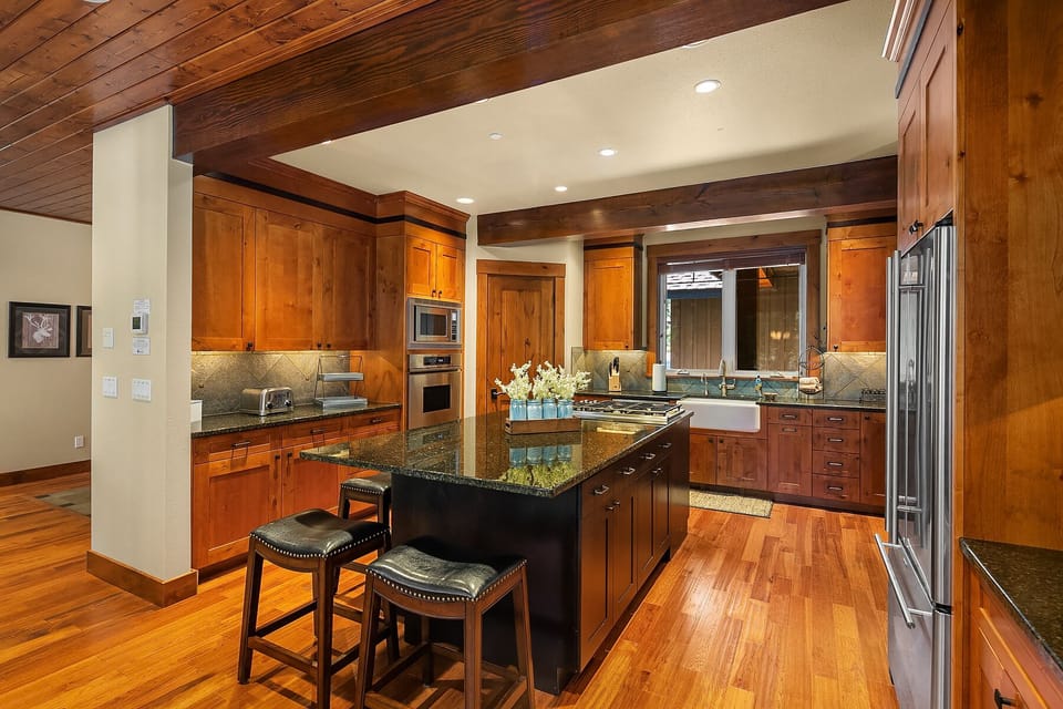 Rose All Day in Suncadia Resort - Beautifully appointed kitchen with seating for 4 around the center island.