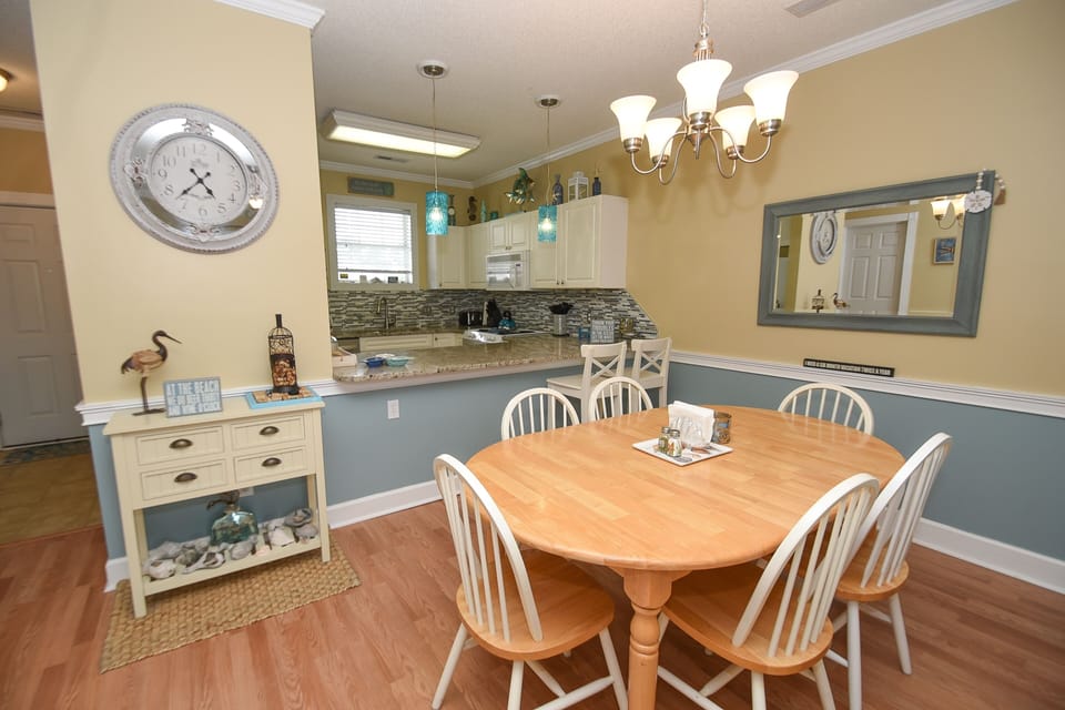 Condo, 2 Bedrooms | Dining