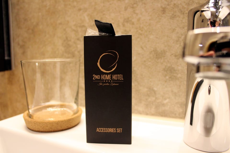 Room (Life) | Bathroom amenities | Shower, free toiletries, hair dryer, towels