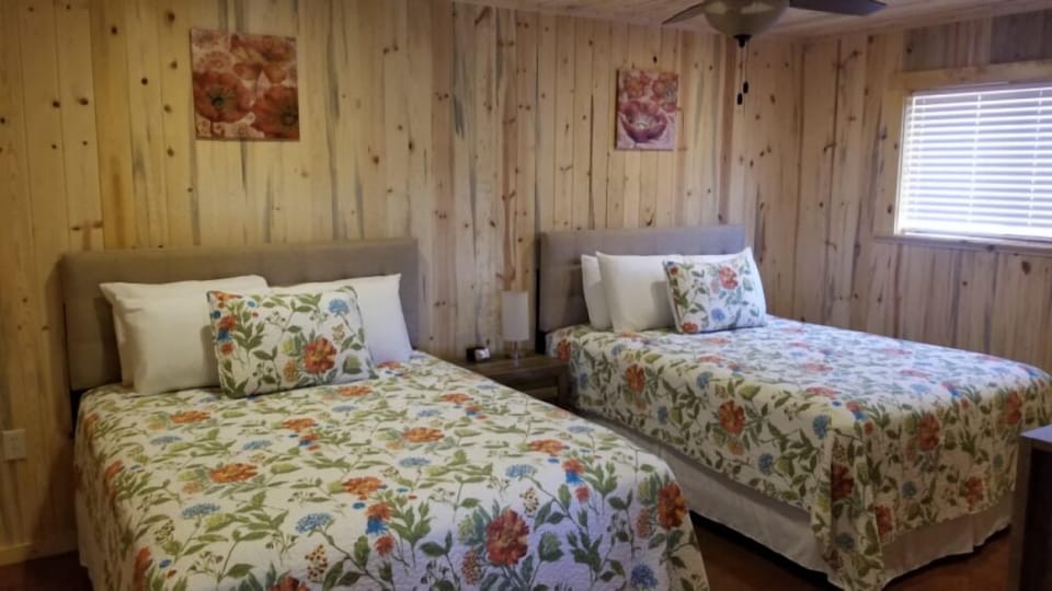 Cabin 6 | Individually decorated, individually furnished, free WiFi, bed sheets