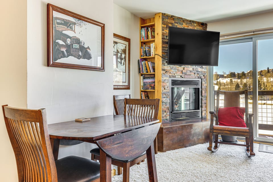 Dining Area | Dishware/Flatware Provided | 2nd Floor