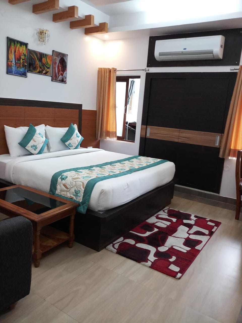 5 bedrooms, in-room safe, soundproofing, WiFi (free)