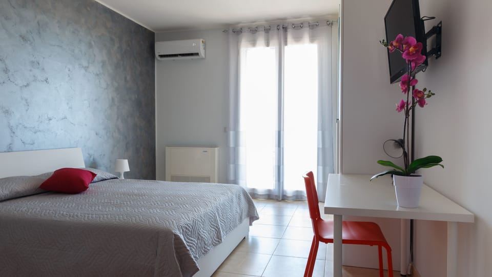 Standard Double Room | Hypo-allergenic bedding, desk, cribs/infant beds, free WiFi