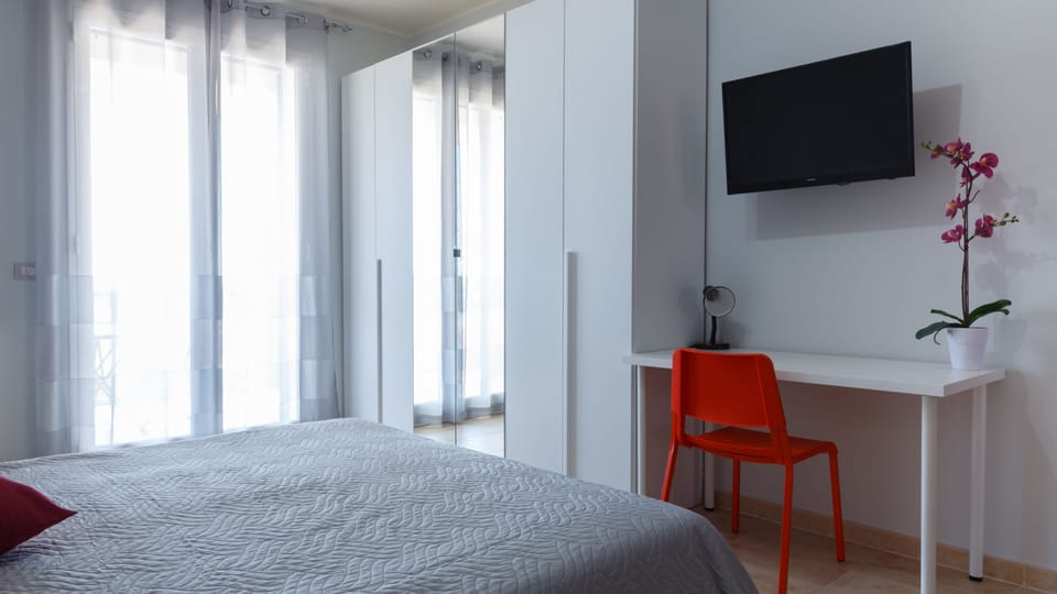 Standard Double Room | Hypo-allergenic bedding, desk, cribs/infant beds, free WiFi