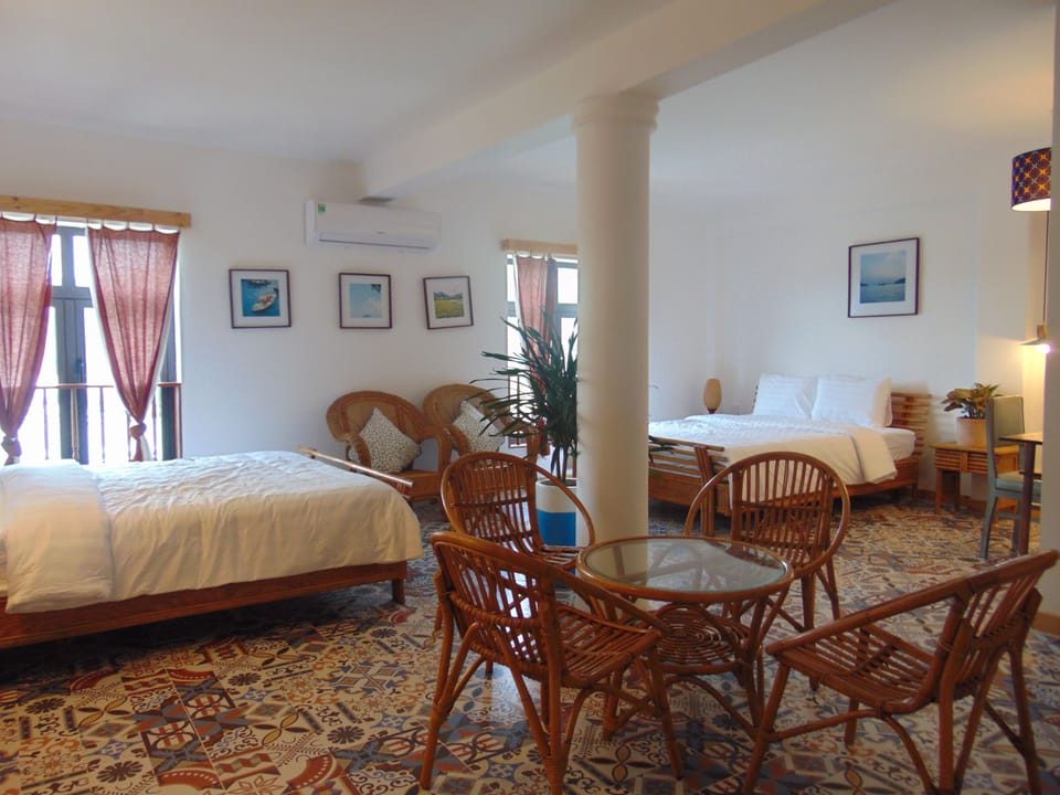 Family Room | Living room | Flat-screen TV