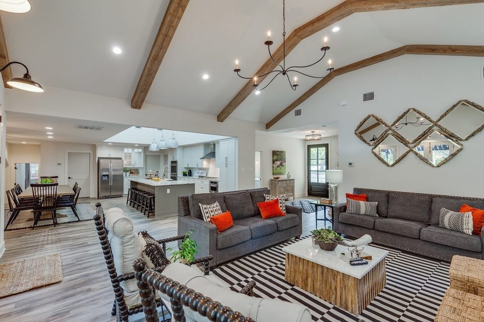 Lage 10 Foot Island, farmhouse sink, new appliances, double-oven Dining for 14.
